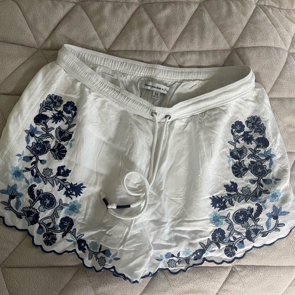 Abercrombie & Fitch White Embroidered Floral Women’s Shorts